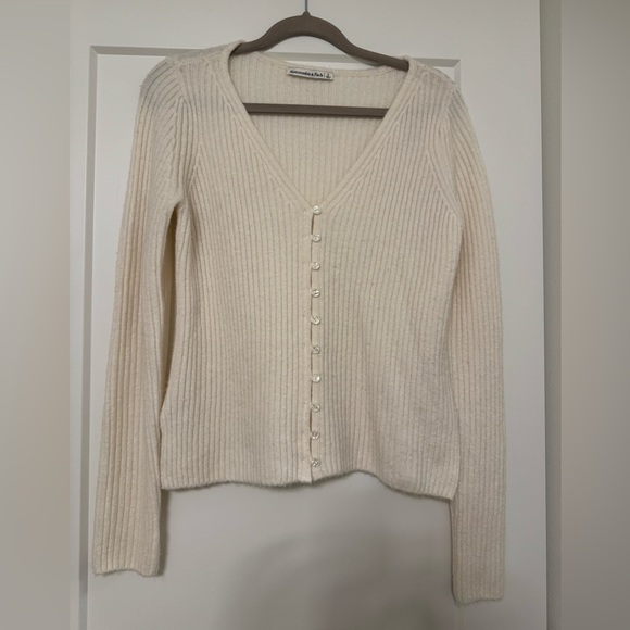Abercrombie & Fitch Sweaters - Abercrombie & Fitch Women's V-Neck Cream Sweater